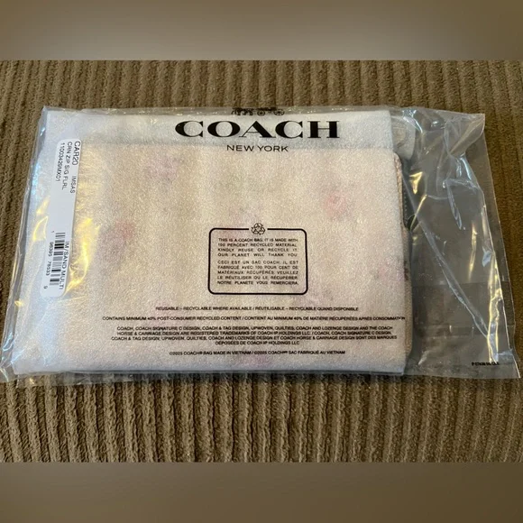 Coach Corner Zip Wristlet
In Signature Canvas With Floral Print nwt - Picture 2 of 3